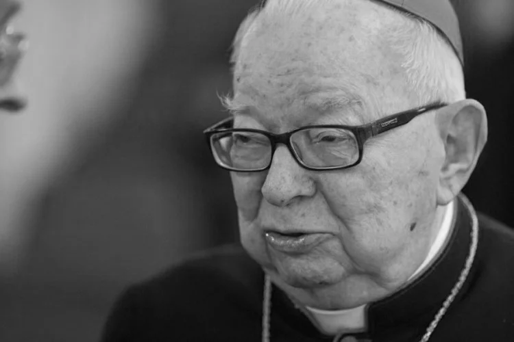 Wierni nie zostali wpuszczeni na mszę za kardynała Gulbinowicza.