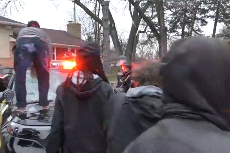 Minneapolis. Zamieszki z powodu zastrzelonego Afroamerykanina.