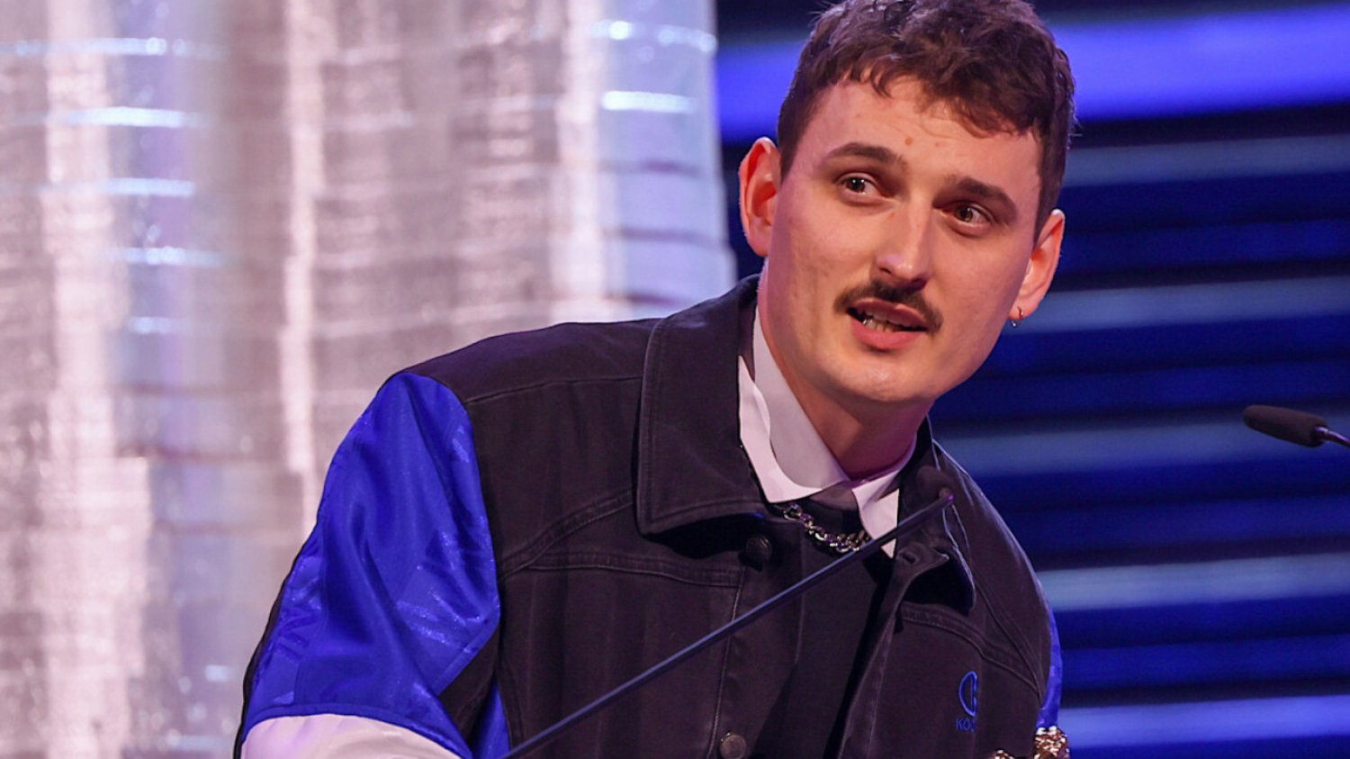 Dawid Podsiadło planuje pomagać młodym artystom.