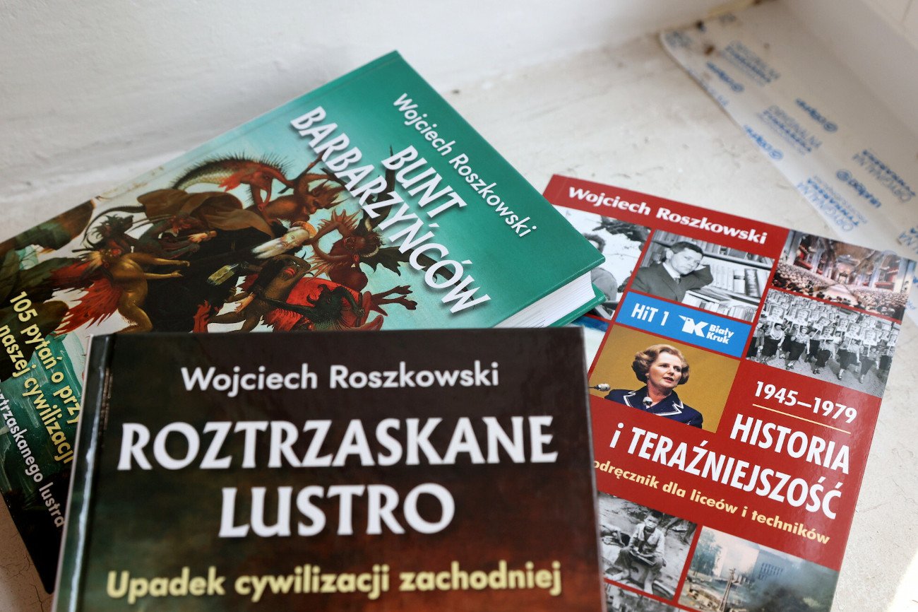Prof. Wojciech Roszkowski, autor podręcznika do HiT, napisał też m.in. "Roztrzaskane lustro. Upadek cywilizacji zachodniej".