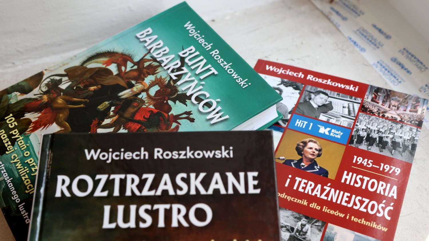 Prof. Wojciech Roszkowski, autor podręcznika do HiT, napisał też m.in. "Roztrzaskane lustro. Upadek cywilizacji zachodniej".