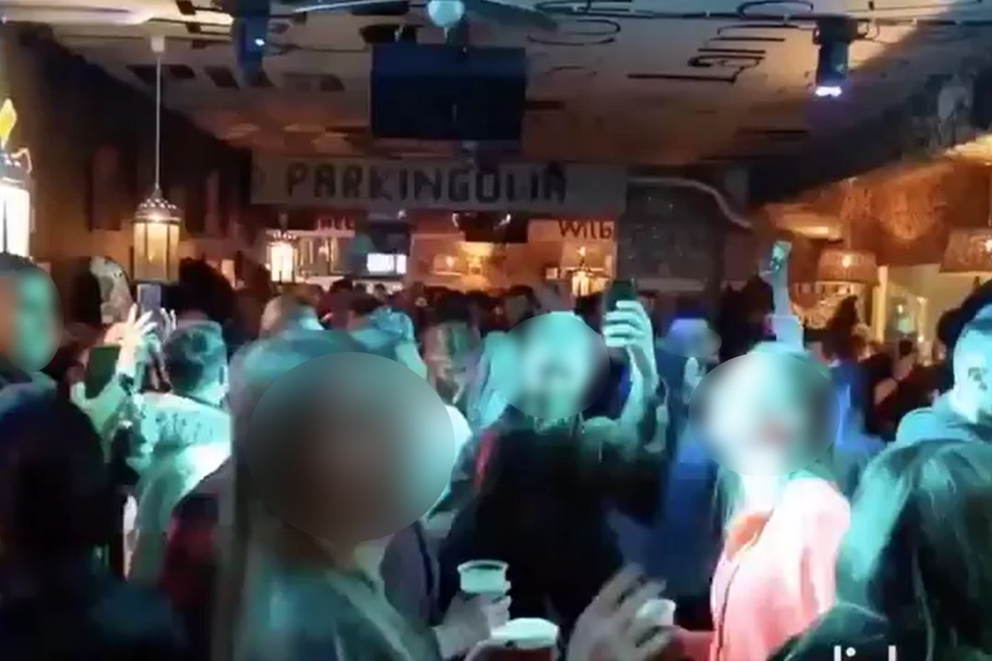 W warszawskim lokalu zorganizowano imprezę z okazji... trzeciej fali covid-19.