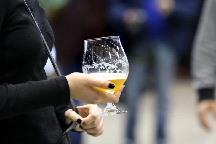 Nadmierne spożywanie alkoholu może przyczynić się do zachorowania na raka wątrobowokomórkowego.
