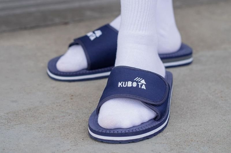 Kultowe klapki w dyskoncie - Kobota znajdziesz w Biedronce