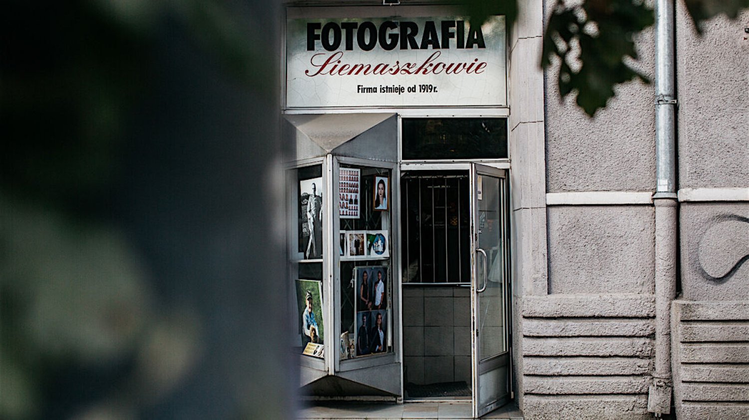 Zakład fotograficzny Siemaszków znajduje się przy Placu Narutowicza, na ul. Grójeckiej 40