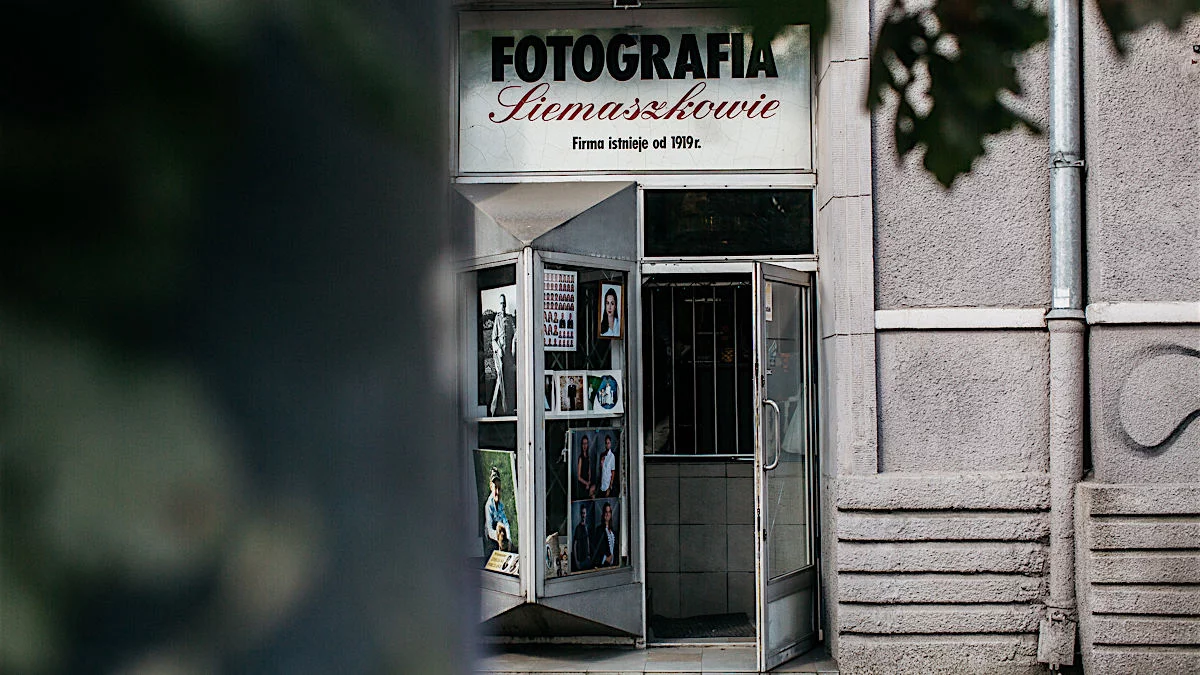 Zakład fotograficzny Siemaszków znajduje się przy Placu Narutowicza, na ul. Grójeckiej 40
