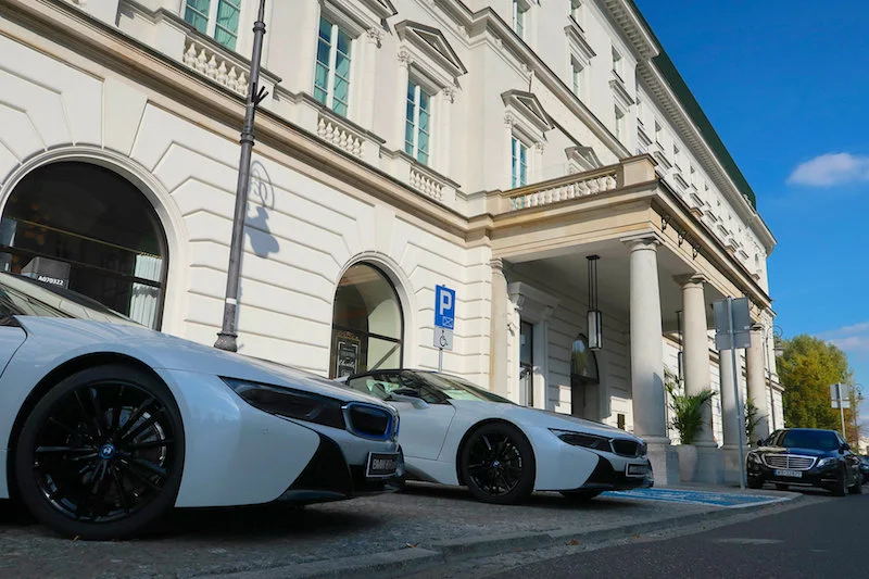 Przez wiele dekad warszawscy pasjonaci motoryzacji przychodzili właśnie na ten parking, aby podziwiać świetne samochody