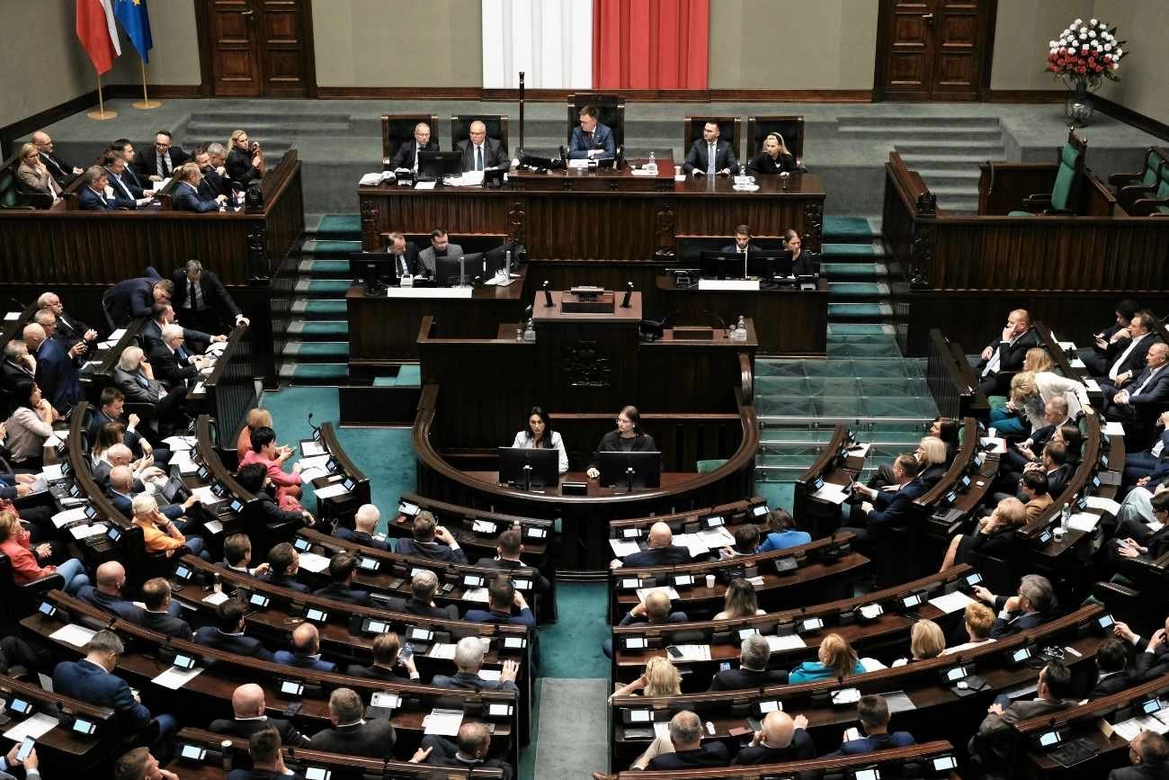 Nowy sondaż partyjny. Przetasowanie na szczycie i walka pod progiem na dole