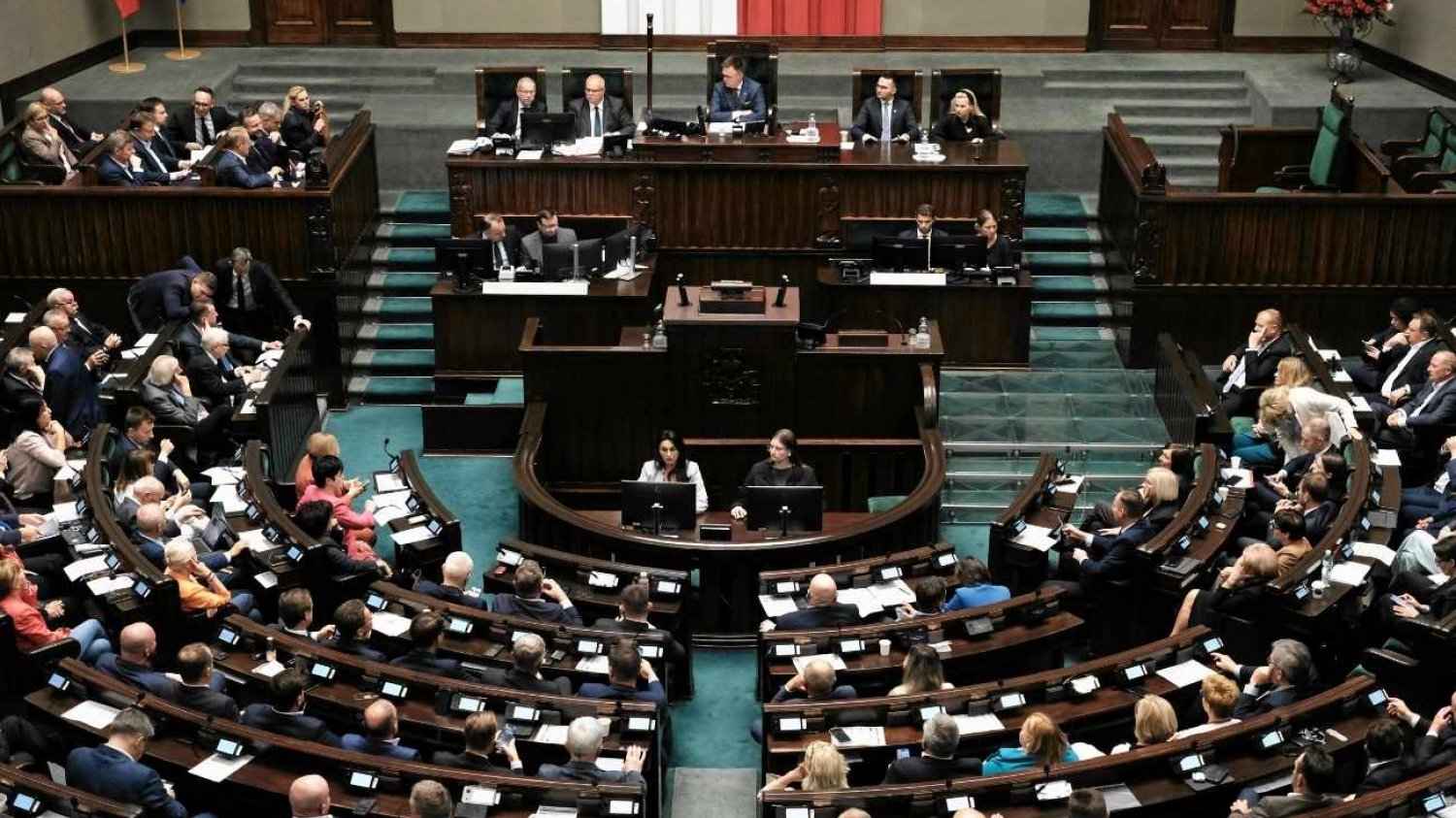 Zmiana lidera w najnowszym sondażu. Walka o przekroczenie progu wyborczego.