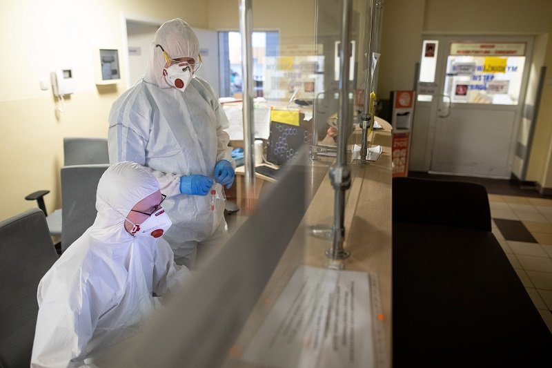 Ministerstwo Zdrowia poinformowało o kolejnych zakażeniach i zgonach z powodu koronawirusa.