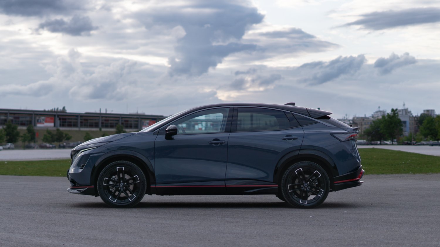 Nissan w tej wersji to czyste szaleństwo. Pierwszy raz zrobili coś takiego z elektrykiem Nissan Ariya Nismo – test. Nietypowy elektryk w kultowej wersji