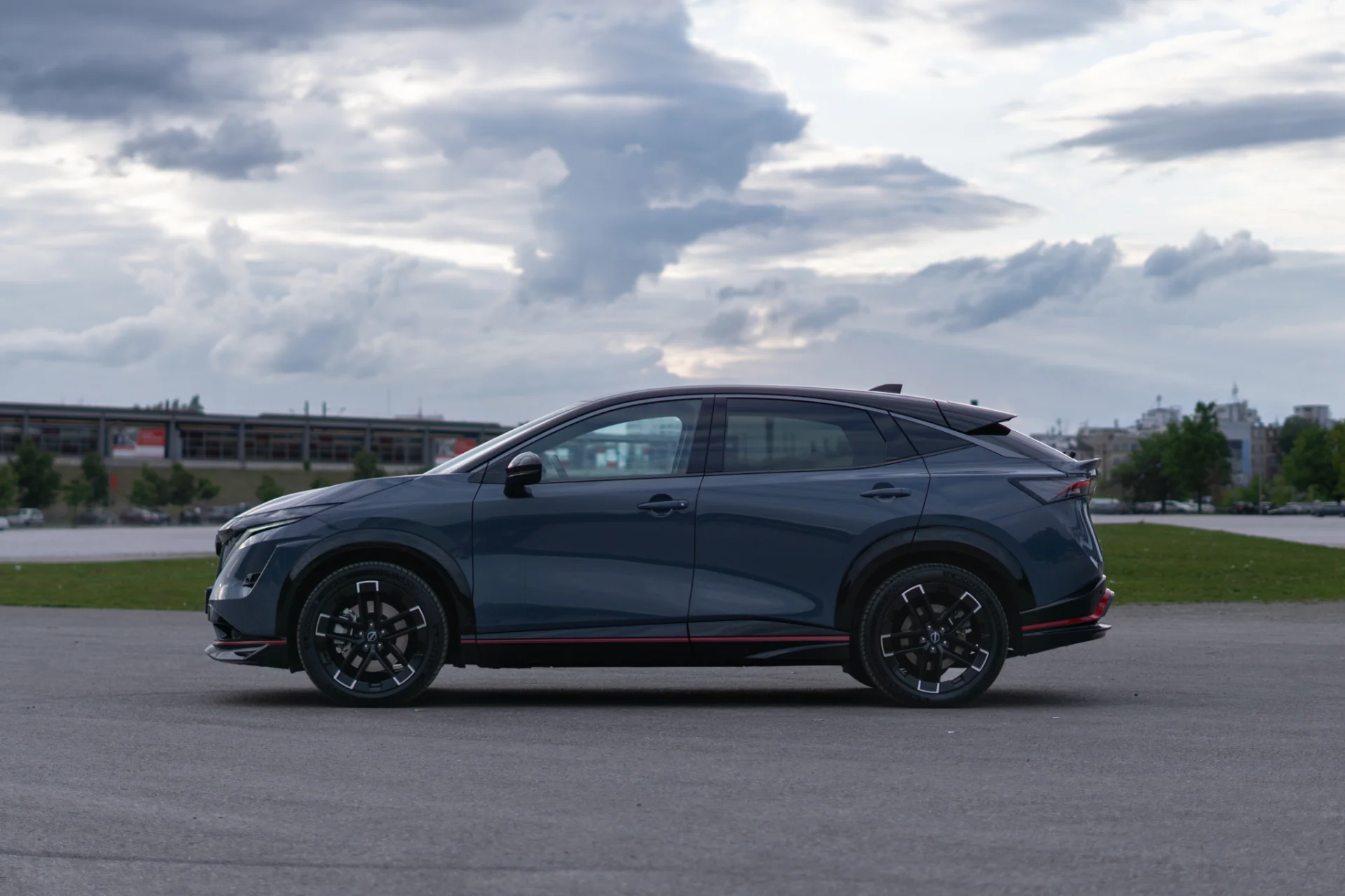 Nissan w tej wersji to czyste szaleństwo. Pierwszy raz zrobili coś takiego z elektrykiem Nissan Ariya Nismo – test. Nietypowy elektryk w kultowej wersji