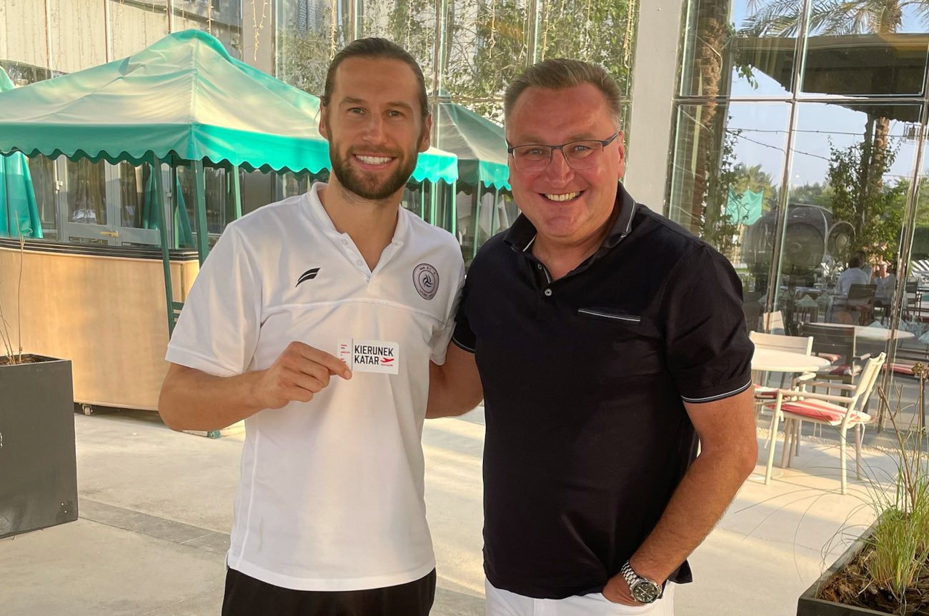 Grzegorz Krychowiak w towarzystwie selekcjonera Czesława Michniewicza. Obaj panowie z uśmiechem przed mundialem.