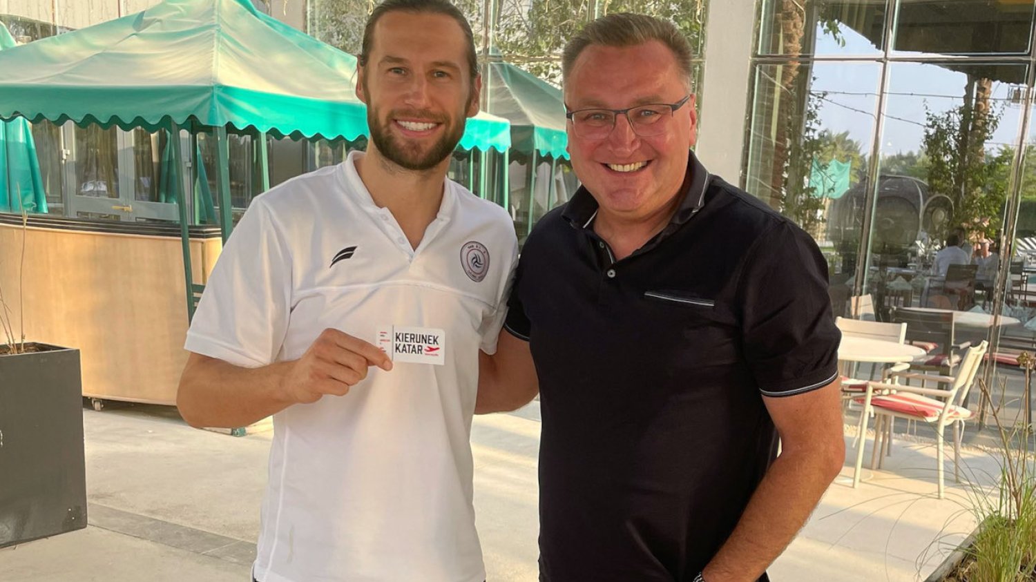 Grzegorz Krychowiak w towarzystwie selekcjonera Czesława Michniewicza. Obaj panowie z uśmiechem przed mundialem.