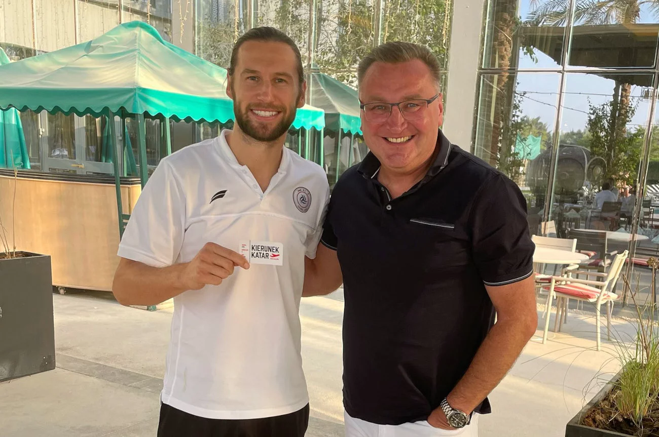 Grzegorz Krychowiak w towarzystwie selekcjonera Czesława Michniewicza. Obaj panowie z uśmiechem przed mundialem.