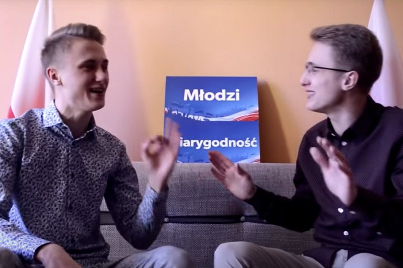 Bracia z Sieradza - Jakub i Szymon - nagrali piosenkę "Duda na plus". Na YouTube zobaczyło ją w kilka dni ponad 500 tys. osób.