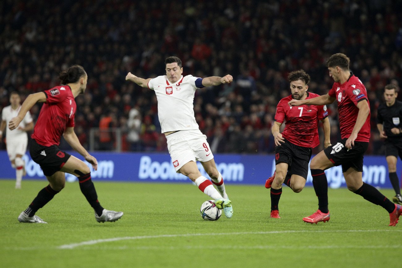 Biało-Czerwoni wygrali mecz w Tiranie, ogrywając na gorącym terenie Albanię 1:0 (0:0) i wskakując na pozycję wicelidera.