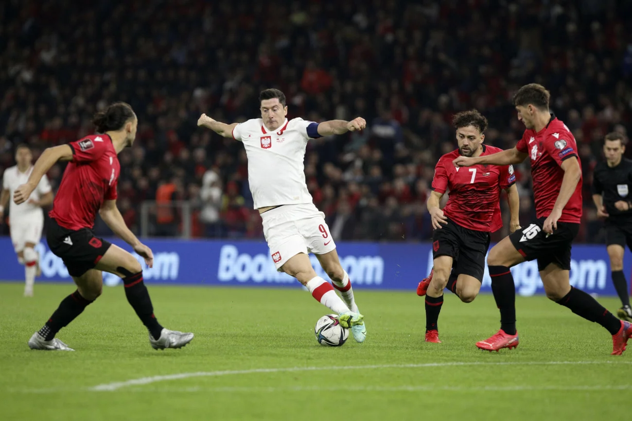 Biało-Czerwoni wygrali mecz w Tiranie, ogrywając na gorącym terenie Albanię 1:0 (0:0) i wskakując na pozycję wicelidera.