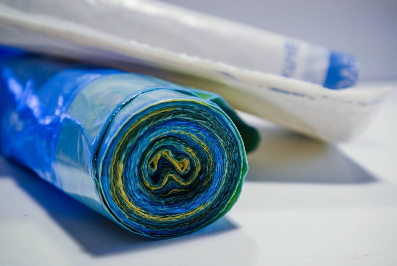 Worki na śmieci – trik na otwieranie. Wszyscy robiliśmy to źle