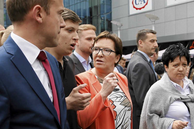 Ewa Kopacz i Beata Szydło robią parodię kampanii wyborczej.