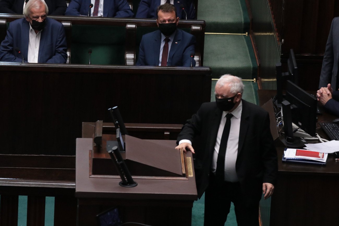 Jarosław Kaczyński bez żadnego trybu wszedł na sejmową mównicę.