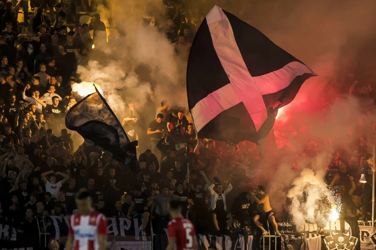 Kibice Partizana Belgrad znani są, jako jedni z najbardziej fanatycznych grup kibicowskich w piłkarskiej Europie.