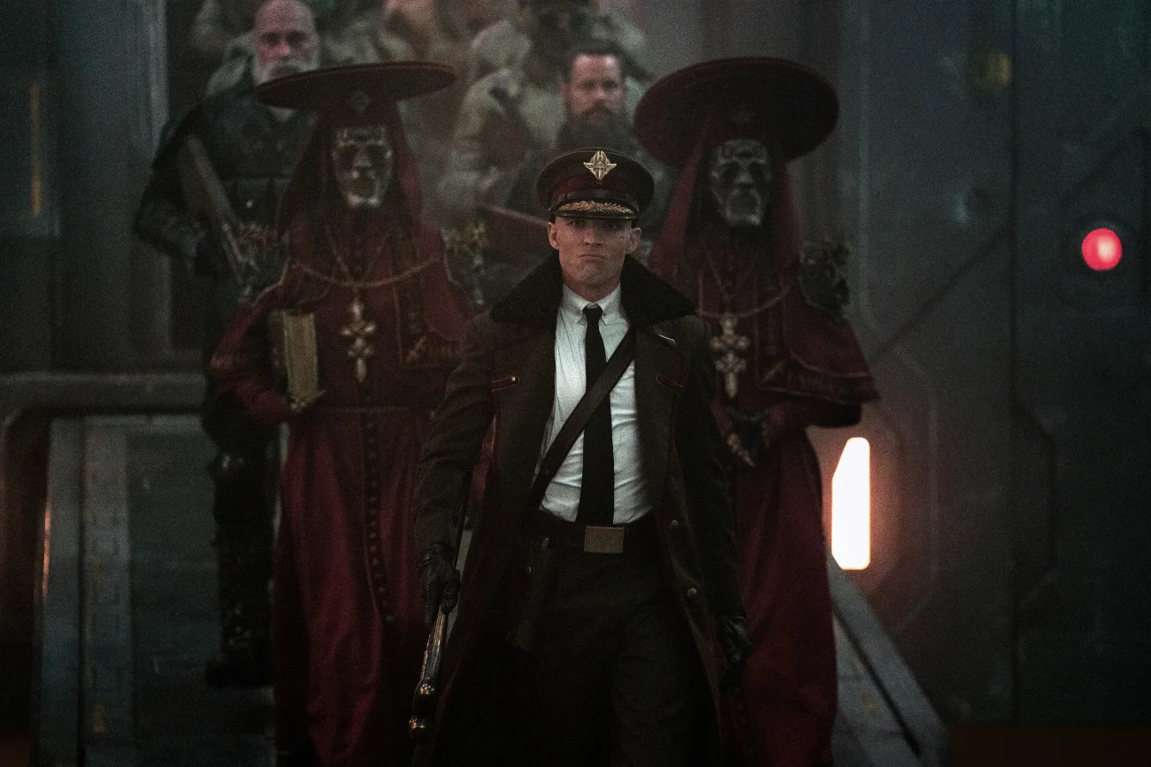 Ed Skrein jako admirał Atticus Noble w filmie "Rebel Moon".