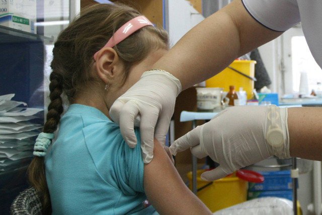 Liczba rodziców nie wywiązujących się z obowiązku szczepienia dzieci rośnie lawinowo nie tylko w Polsce, ale też w wielu innych krajach świata.