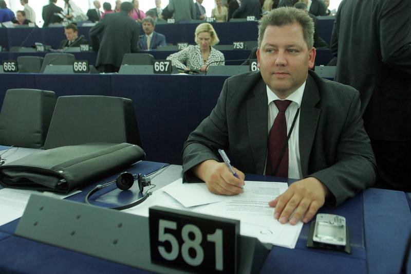 Brukselskie mieszkanie europosła Krzysztofa Liska zostało splądrowane.