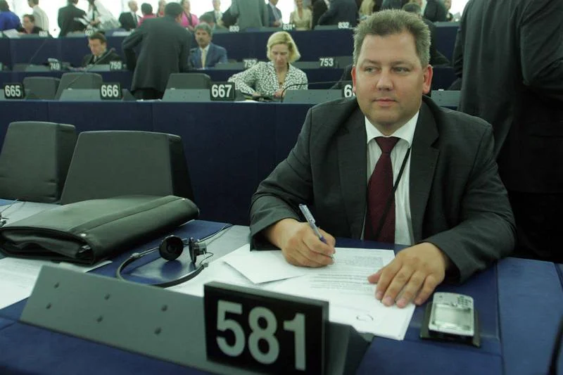 Brukselskie mieszkanie europosła Krzysztofa Liska zostało splądrowane.