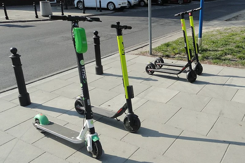 Urządzenia transportu osobistego (UTO) to jedno- lub wielośladowe środki przeznaczone do transportu lądowego osób, napędzane za pomocą silnika elektrycznego, konstrukcyjnie ograniczającego prędkość jazdy do 25 km/h. Na zdjęciu elektryczne hulajnogi