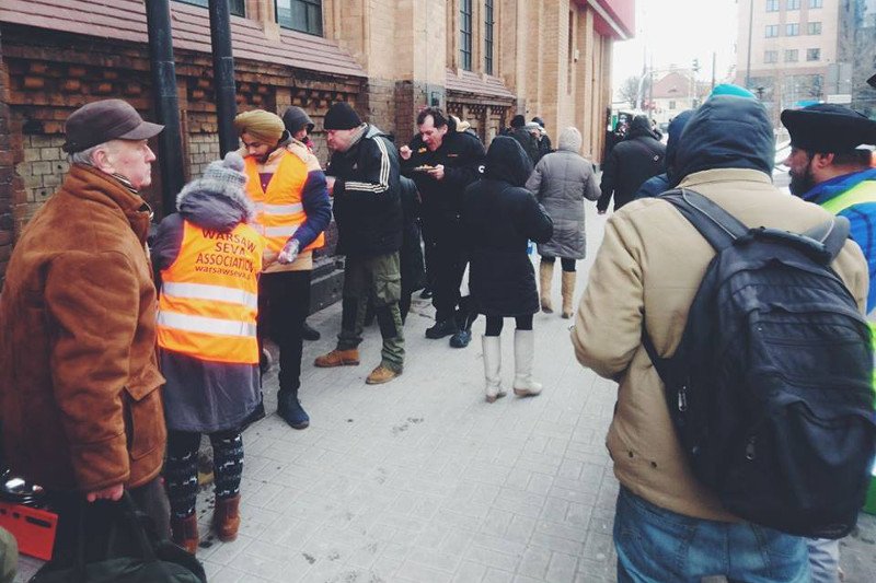 Warszawscy sikhowie dokarmiali potrzebujących pod jedną z hal targowych.