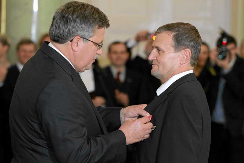 Kapitan Tadeusz Wrona na spotkaniu załogi z Bronisławem Komorowskim