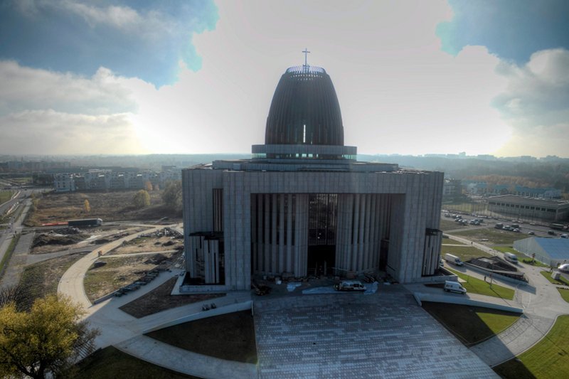 Świątynia na Wilanowie wyrasta na Wawel Trzeciego Tysiąclecia. Tylko po co?