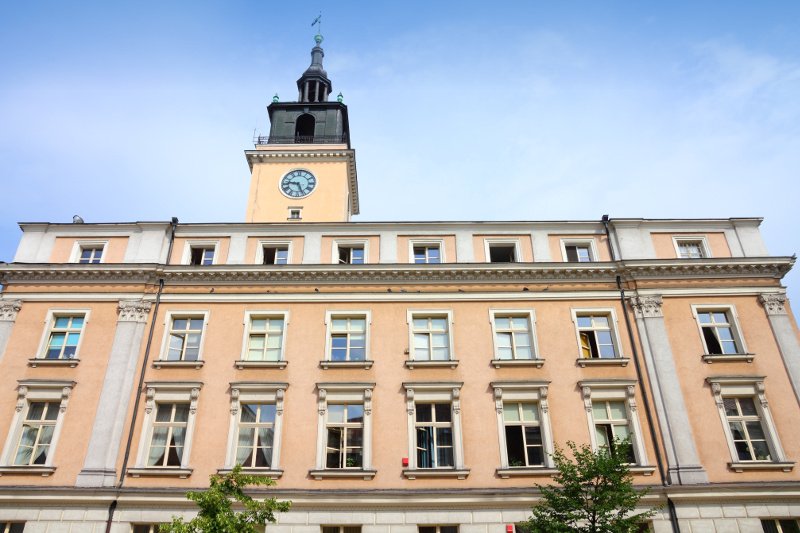 Rzeczniczka urzędu miasta w Kaliszu zapewniała, że sprawą z myciem okien zajęły się już odpowiednie osoby.