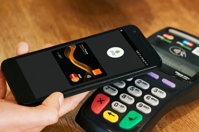 Android Pay to usługa, która po dodaniu karty obsługującego tę usługę banku, umożliwia robienie zakupów jedynie przy pomocy telefonu