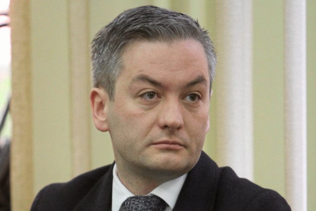 Robert Biedroń pozbawi słupskich urzędników części samochodowych przywilejów