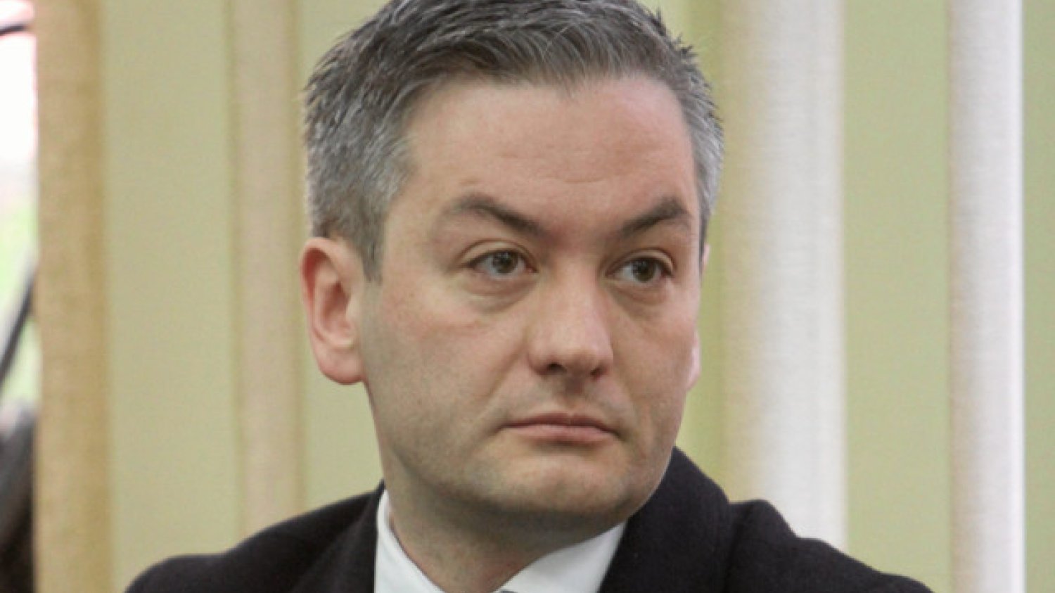 Robert Biedroń pozbawi słupskich urzędników części samochodowych przywilejów