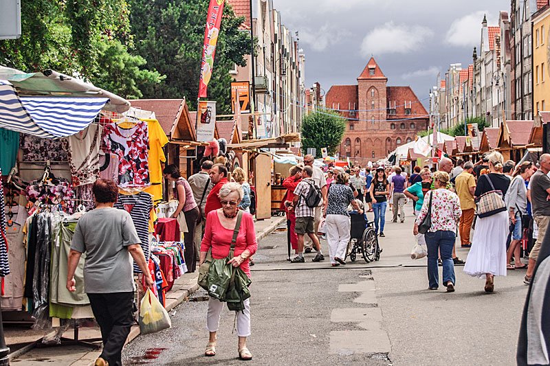 Jarmark Dominikański w Gdańsku to wciąż święto bazarowej tandety niż prawdziwych kupców.
