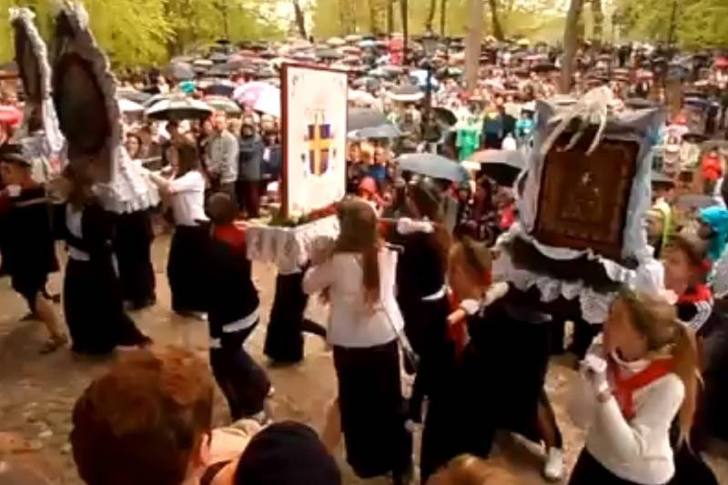 Filmik z "tańczącymi obrazami", który stał się hitem i wywołał "bekę z katoli".