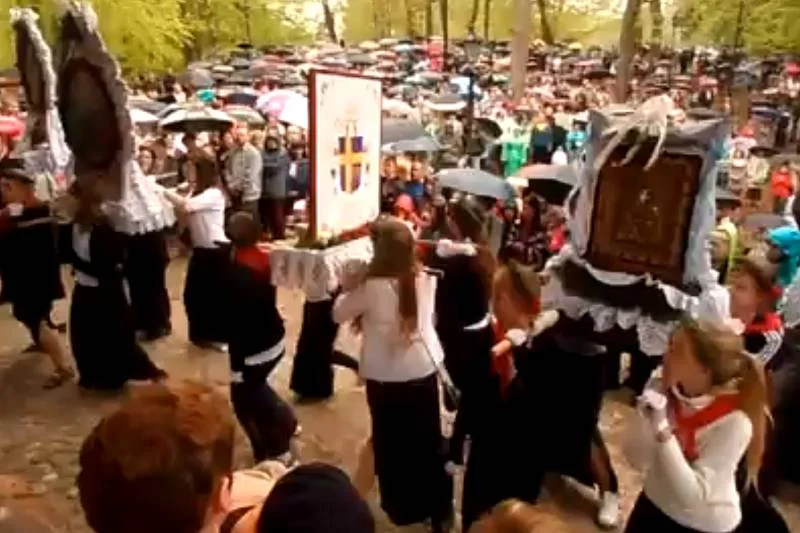 Filmik z "tańczącymi obrazami", który stał się hitem i wywołał "bekę z katoli".
