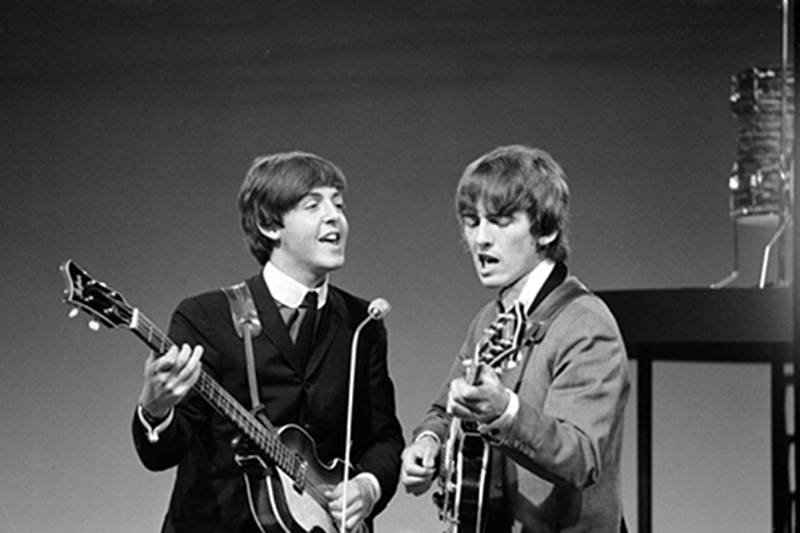 Paul McCartney z Georgem Harrisonem w 1964, na dwa lata przed "śmiercią" McCartneya
