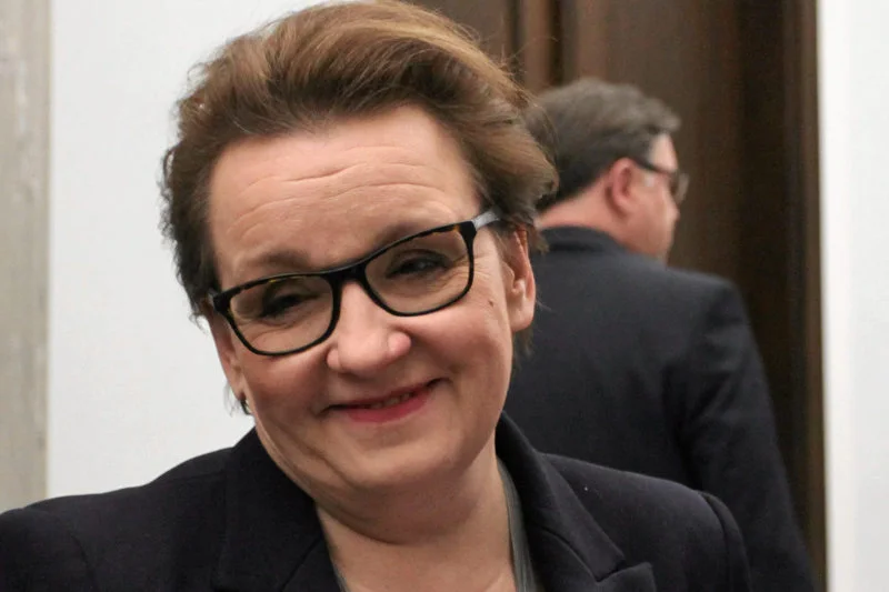 Minister Zalewska prosi, aby każdą nieprawidłowość związaną z nauczaniem indywidualnym zgłaszać do MEN.
