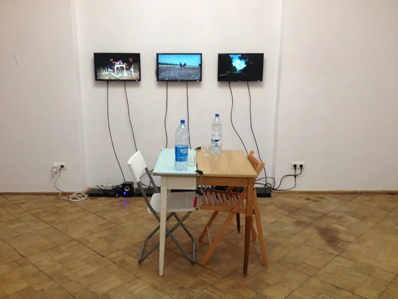 Zuzanna Janin & Kamen Stoyanov
"Meeting Halfay. Warszawa-Sofia
(47° 33’ N and 22° 19' E)", 2014
wideo instalacja, 3 wideo, stolik, 2 krzesła, 2 butelki wody mineralnej: Nałęczowianka i Vielingrad / video installation, 3 videos, table, 2 chairs, 2 bottl