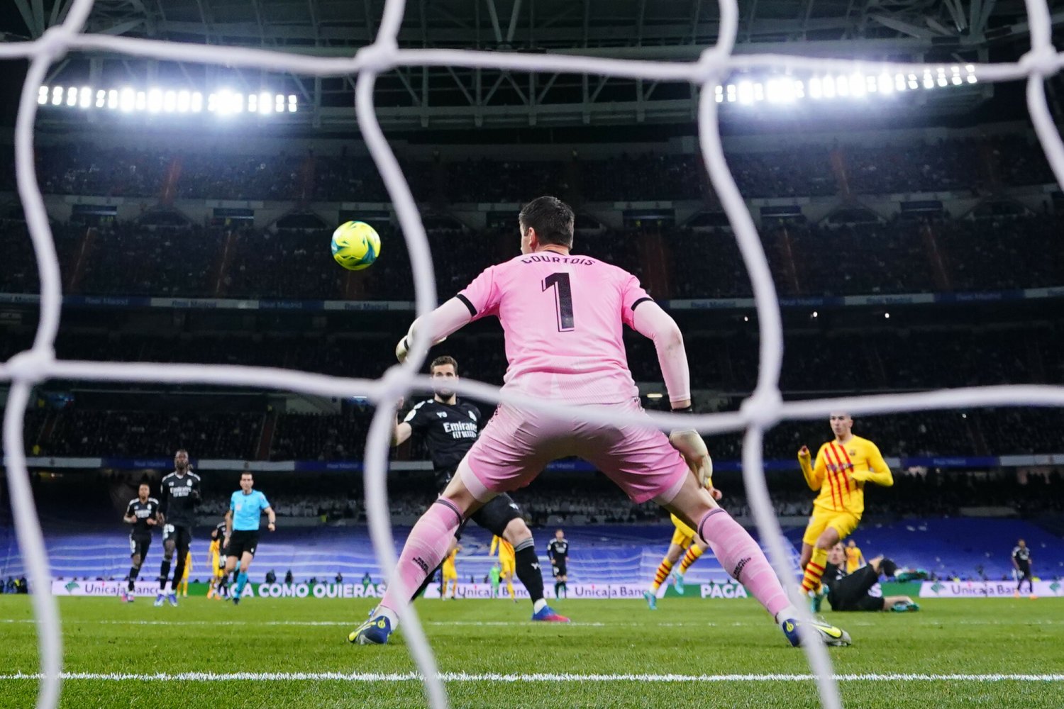 FC Barcelona gra z Realem Madryt w kółko, a Real z Barceloną. Czy takiego futbolu chce UEFA?