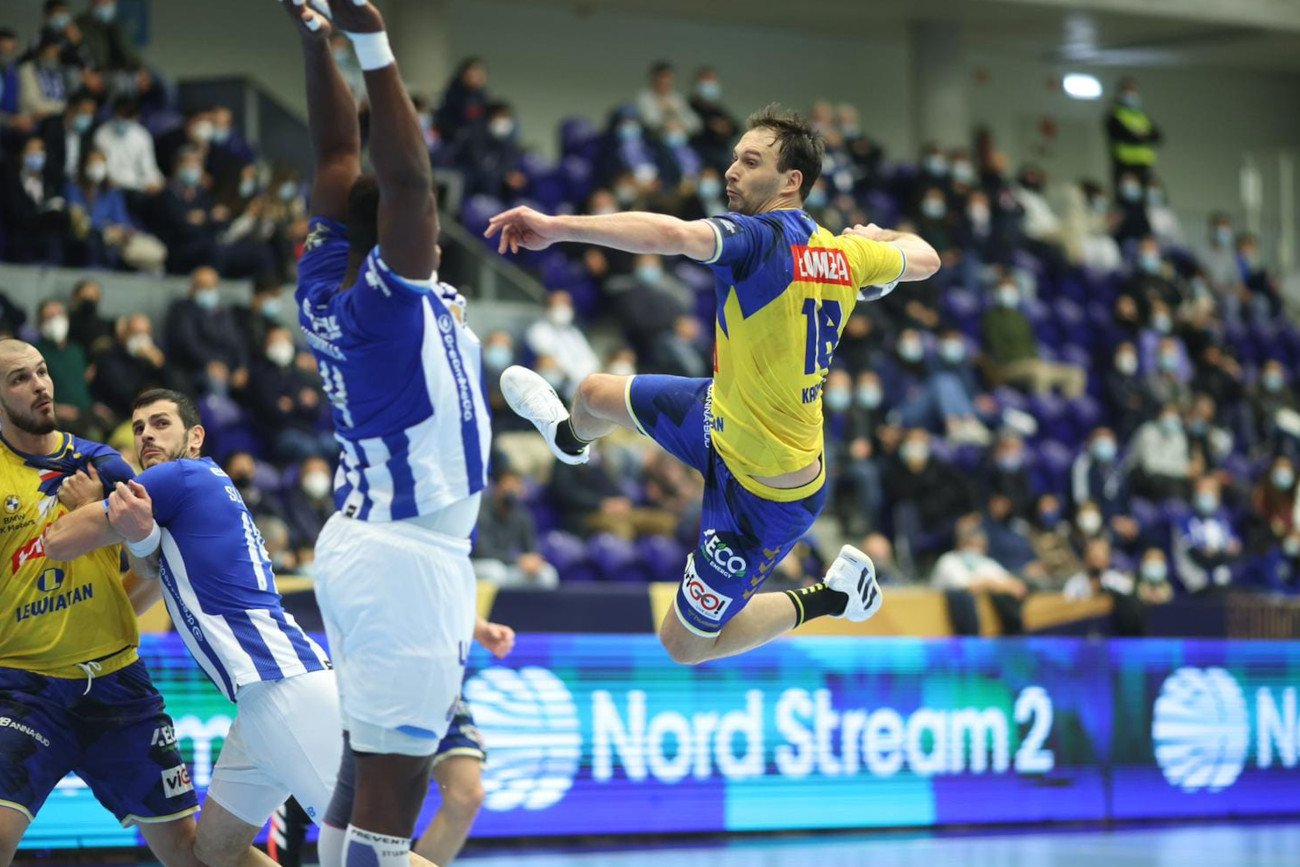 Mistrzowie Polski w Portugalii zagrali mocno szarpany mecz. Dużo było nerwowości, ale nie brakowało efektownych akcji.