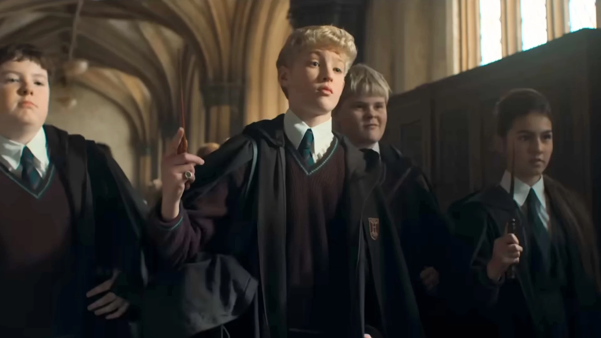 William Nash jako Gregory Goyle, Lox Pratt jako Draco Malfoy, Finn Stephens jako Vincent Crabbe i Laila Barwick jako Pansy Parkinson w serialu "Harry Potter"