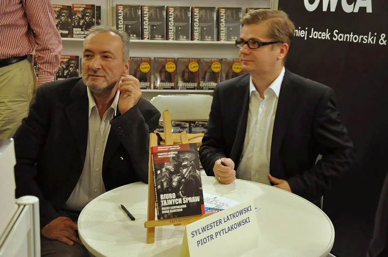 Dziennikarze śledczy Piotr Pytlakowski i Sylwester Latkowski, autorzy książki ''Koronny nr 1. Pseudonim Masa''