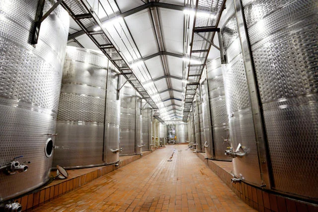 Tanki w produkcji masowej mogą pomieścić nawet pół miliona litrów wina. Stąd producent stosuje dodatki chemiczne, aby wykluczyć powstawanie wad.