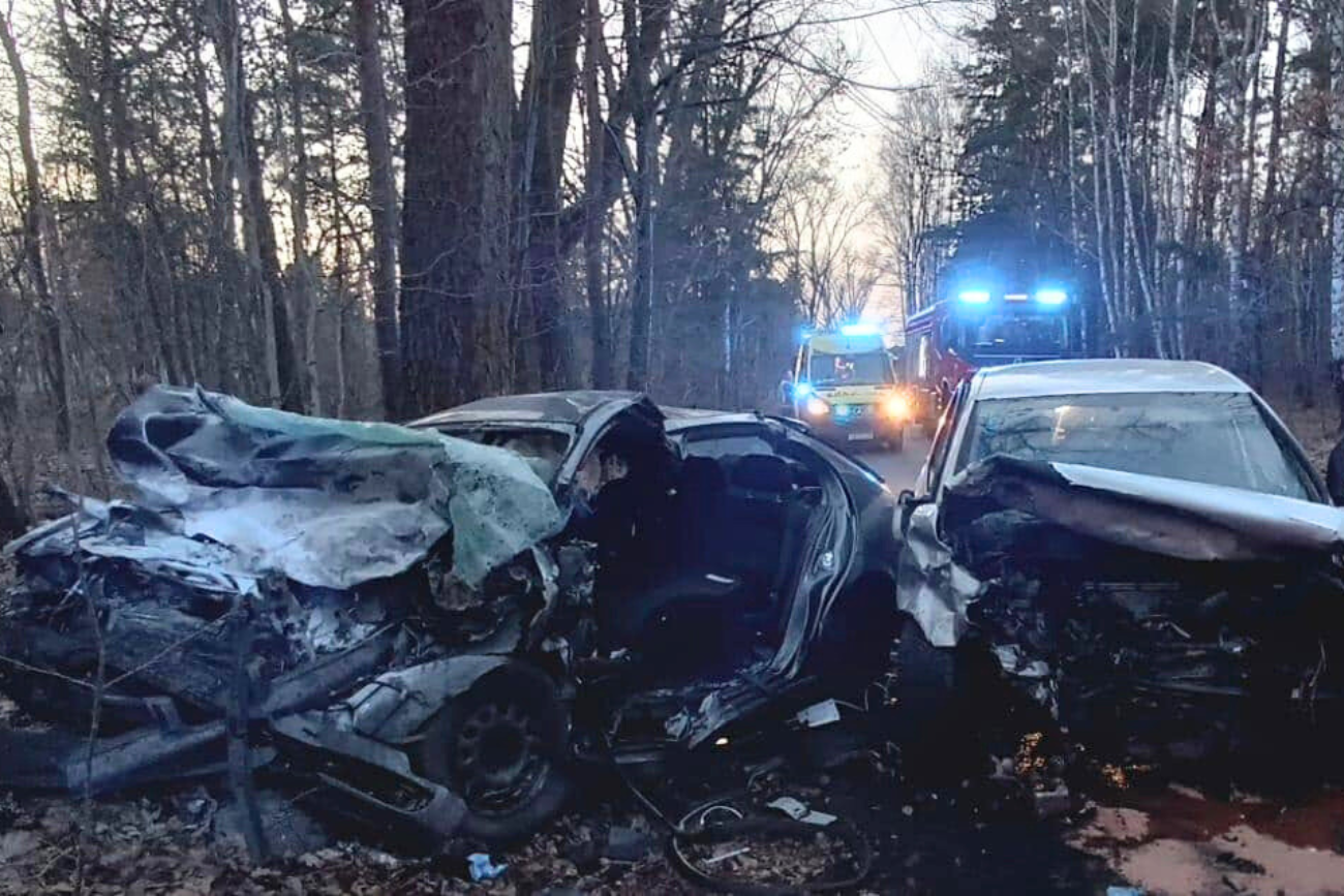 Zdjęcia zniszczonych samochodów z wypadku w Jaworznie